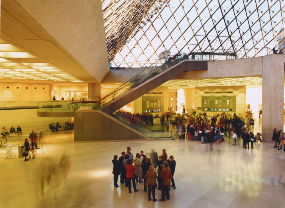 贝律铭在博物馆设计中对“光”的探究：从黑暗的混凝土空间到明亮的玻璃金字塔