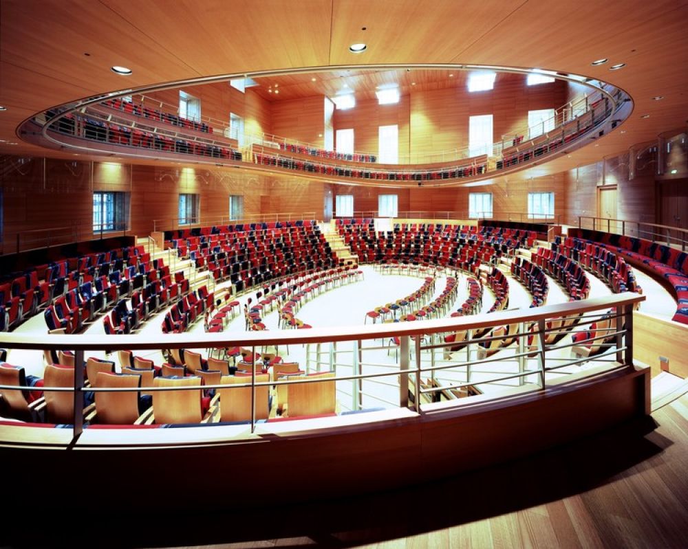 弗兰克·盖里讨论了最近在德国完工的音乐厅的设计背后