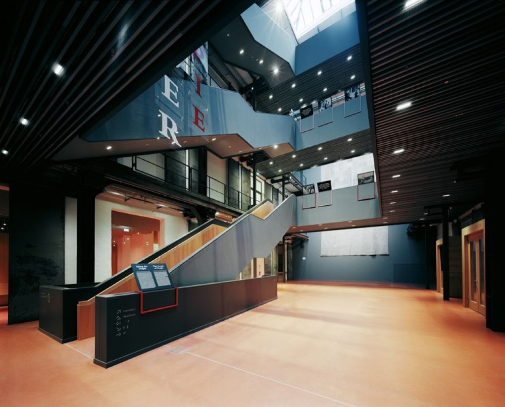 弗兰克·盖里讨论了最近在德国完工的音乐厅的设计背后