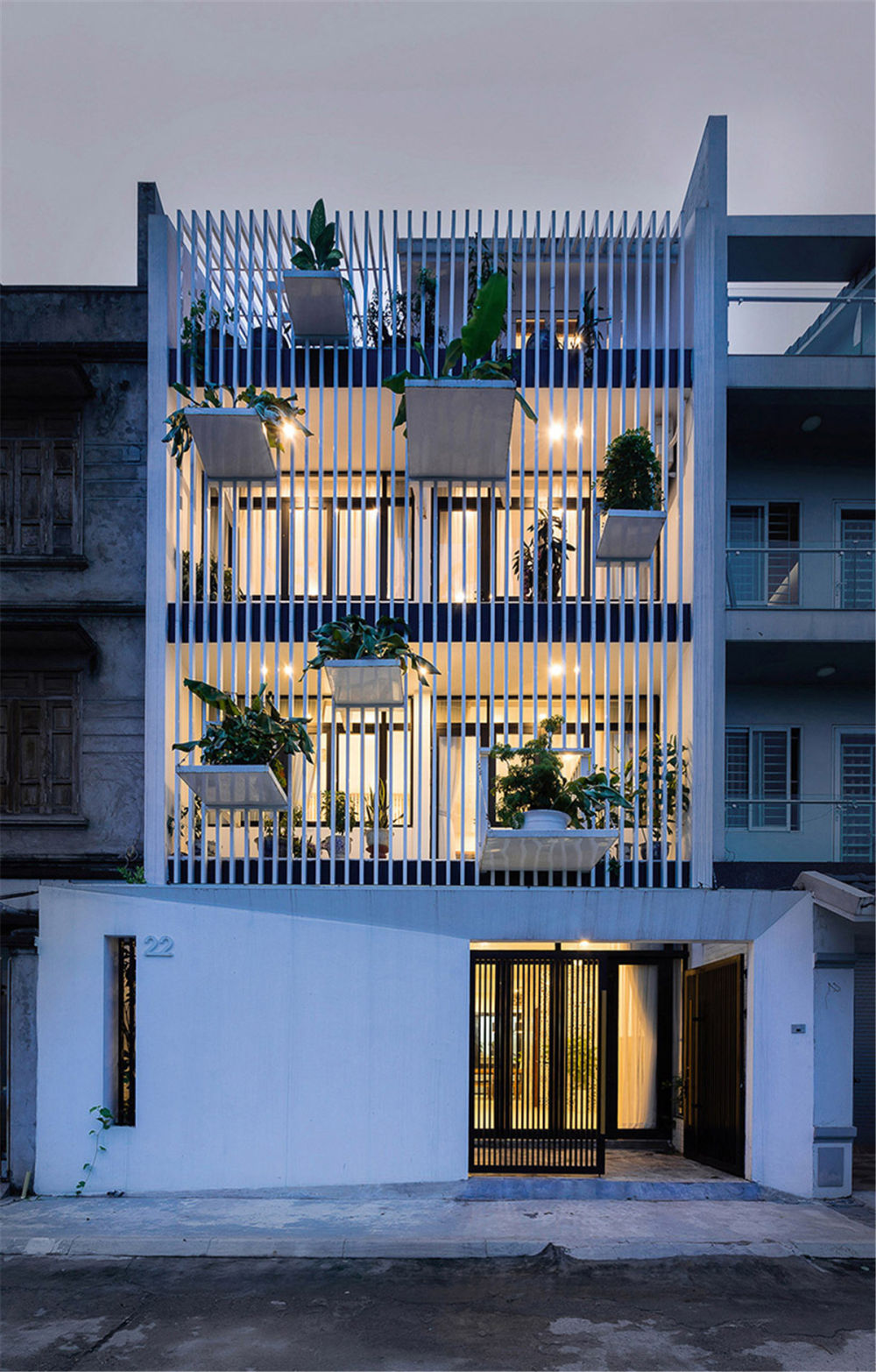 DANstudio-TH-house-tree-balconies-hanoi-vietnam-designboom-02.jpg