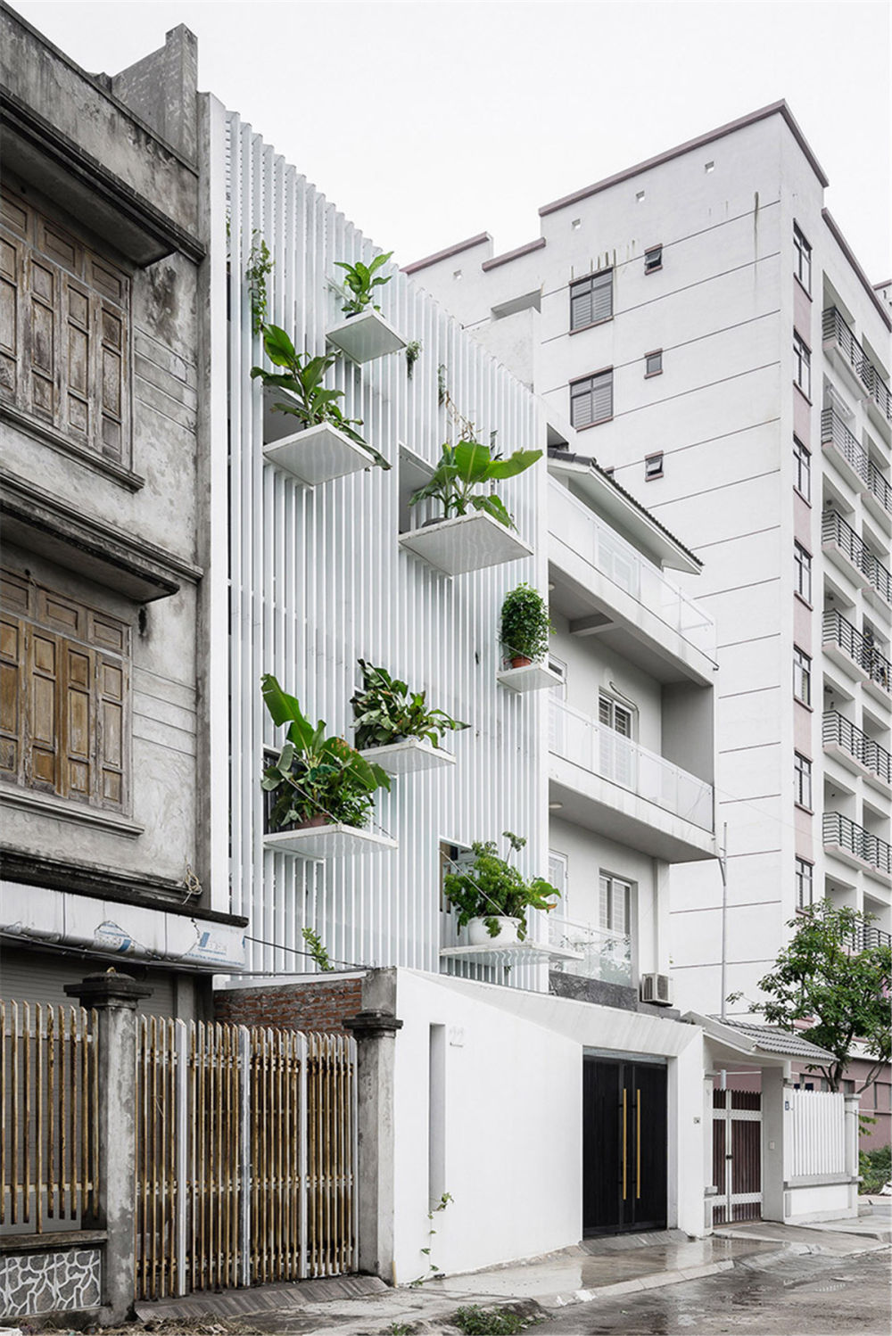 DANstudio-TH-house-tree-balconies-hanoi-vietnam-designboom-08.jpg